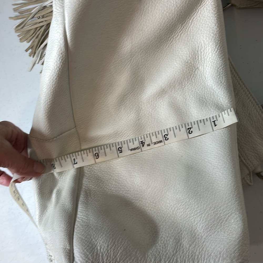 ☔️ WHITE LEATHER BOHEMIAN W/TASSLE EUC CONDITION!!! - Picture 8 of 15